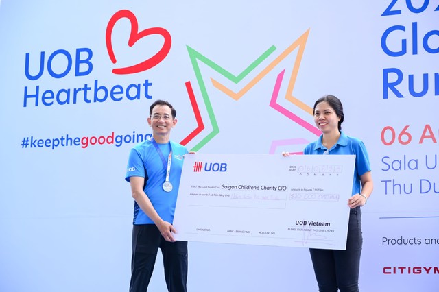 Ông Victor Ngo, Tổng giám đốc Ngân hàng UOB Việt Nam trao số tiền quyên góp được từ Giải chạy/đi bộ UOB Heartbeat cho bà Vương Ngọc Vy Vân, Trưởng phòng Truyền thông và Gây quỹ của tổ chức từ thiện Saigon Children’s Charity tại sự kiện Ông Victor Ngo, Tổng giám đốc Ngân hàng UOB Việt Nam trao số tiền quyên góp được từ Giải chạy/đi bộ UOB Heartbeat cho bà Vương Ngọc Vy Vân, Trưởng phòng Truyền thông và Gây quỹ của tổ chức từ thiện Saigon Children’s Charity tại sự kiện