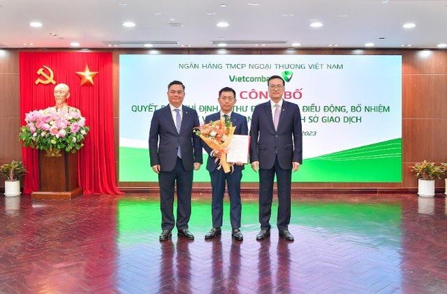 Ông Phạm Quang Dũng , Bí thư Đảng ủy, Chủ tịch Hội đồng Quản trị Vietcombank (bên phải) và Tổng Giám đốc Vietcombank Nguyễn Thanh Tùng (bên trái) trao Quyết định và tặng hoa chúc mừng ông Đặng Kiên Định – tân Giám đốc Vietcombank chi nhánh Sở Giao dịch