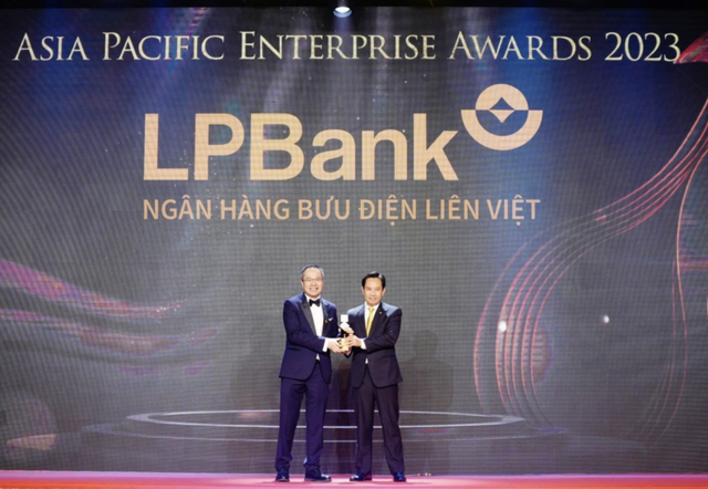Ông Lê Minh Tâm, Thành viên Hội đồng Quản trị đại diện LPBank (bên phải) nhận giải Doanh nghiệp xuất sắc châu Á 2023.