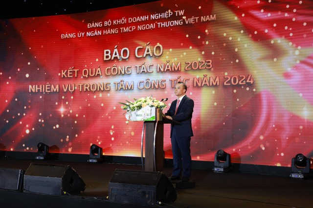 Ông Đỗ Việt Hùng, Phó Bí thư thường trực Đảng ủy, Thành viên Phụ trách Hội đồng quản trị báo cáo kết quả công tác Đảng năm 2023, phương hướng nhiệm vụ công tác năm 2024