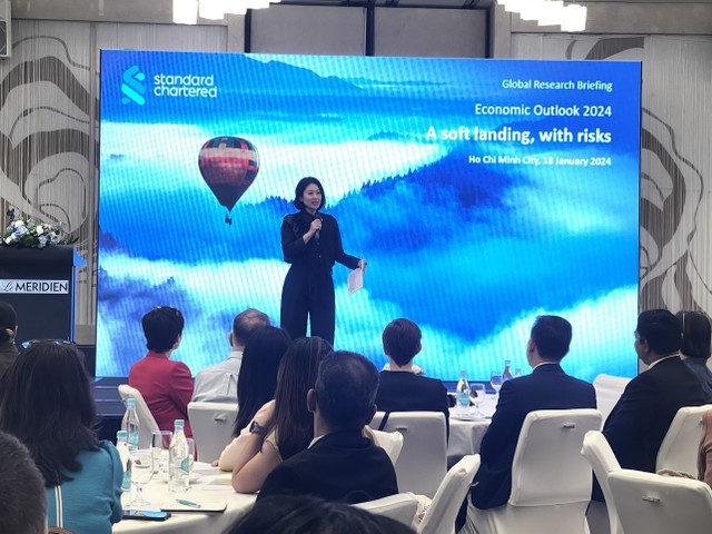 Bà Michele Wee, Tổng giám đốc Standard Chartered Việt Nam trình bày tại Hội thảo.