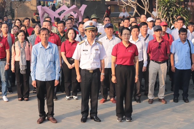 Đoàn công tác tưởng niệm các chiến sĩ quân đội đã hy sinh và hơn 500 người dân vô tội bị quân Khmer Đỏ giết hại tại đền Thổ Châu (đảo Thổ Chu). (Ảnh Nguyễn Kiên) Đoàn công tác tưởng niệm các chiến sĩ quân đội đã hy sinh và hơn 500 người dân vô tội bị quân Khmer Đỏ giết hại tại đền Thổ Châu (đảo Thổ Chu). (Ảnh Nguyễn Kiên)