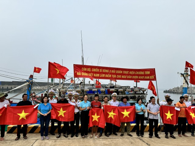 Hàng vạn tàu cá của ngư dân được hình thành từ nguồn vốn vay của Agribank. Agribank mong muốn luôn đồng hành cùng với ngư dân vươn khơi bám biển để phát triển bền vững kinh tế biển, để Việt Nam là một nước mạnh về biển.