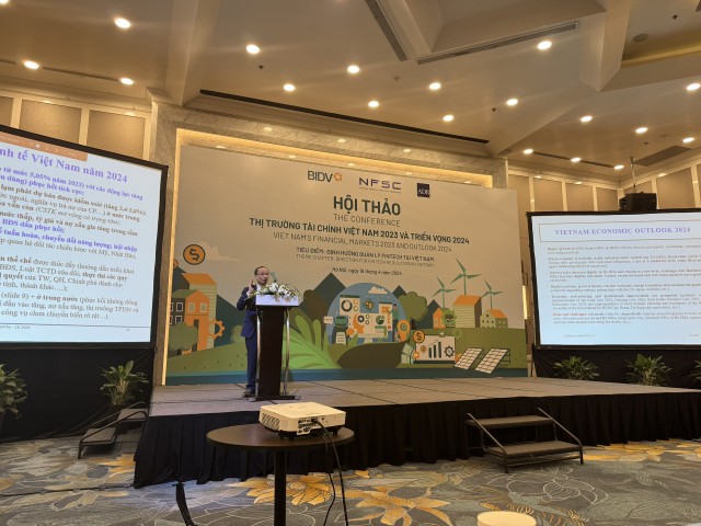 TS. Cấn Văn Lực trình bày tại hội thảo.