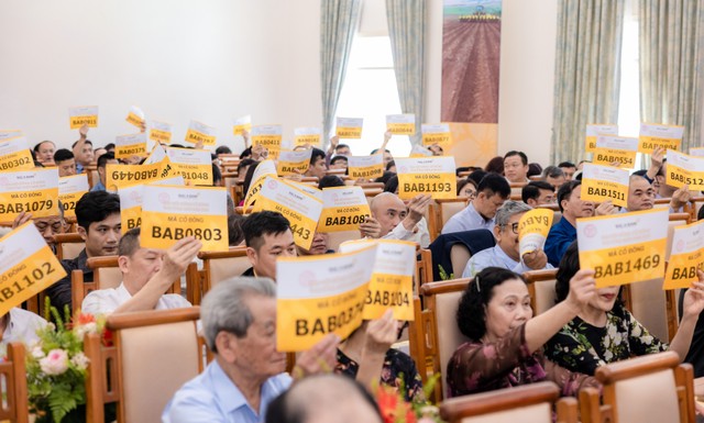 Các cổ đông biểu quyết tại Đại hội đồng cổ đông thường niên 2024 Các cổ đông biểu quyết tại Đại hội đồng cổ đông thường niên 2024