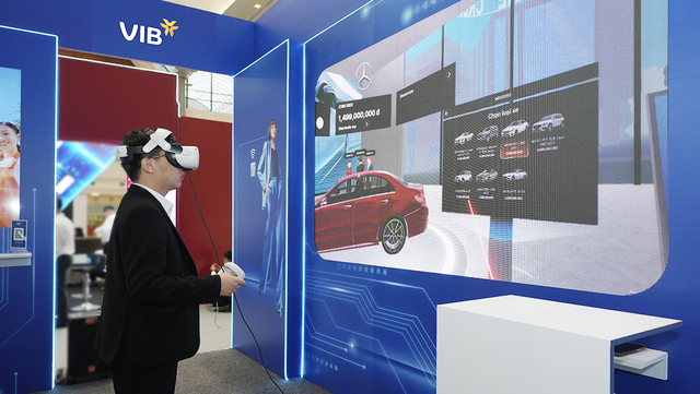 Khách hàng trải nghiệm công nghệ số tại gian hàng VIB. Khách hàng trải nghiệm công nghệ số tại gian hàng VIB.