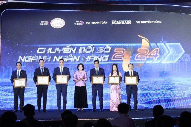 Cũng trong chương trình, Thống đốc NHNN Nguyễn Thị Hồng đã trao Bằng khen tặng BIDV và các tập thể, cá nhân tiêu biểu có thành tích xuất sắc trong triển khai Kế hoạch chuyển đổi số ngành Ngân hàng. Cũng trong chương trình, Thống đốc NHNN Nguyễn Thị Hồng đã trao Bằng khen tặng BIDV và các tập thể, cá nhân tiêu biểu có thành tích xuất sắc trong triển khai Kế hoạch chuyển đổi số ngành Ngân hàng.