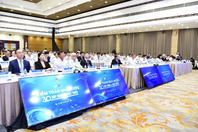 Tham dự Hội thảo có các đồng chí là lãnh đạo và cán bộ, công chức KTNN qua các thời kỳ; đại diện của các cơ quan lãnh đạo, quản lý nhà nước, các tổ chức, đơn vị; các chuyên gia, nhà khoa học trực tiếp tham gia, chứng kiến, tạo nên các sự kiện đáng nhớ trong 30 năm phát triển KTNN... Tham dự Hội thảo có các đồng chí là lãnh đạo và cán bộ, công chức KTNN qua các thời kỳ; đại diện của các cơ quan lãnh đạo, quản lý nhà nước, các tổ chức, đơn vị; các chuyên gia, nhà khoa học trực tiếp tham gia, chứng kiến, tạo nên các sự kiện đáng nhớ trong 30 năm phát triển KTNN...