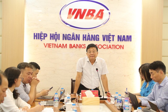 Ông Nguyễn Quốc Hùng, Phó chủ tịch kiêm Tổng Thư ký VNBA phát biểu tại cuộc họp