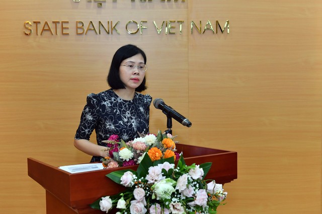 Bà Mai Thị Trang, Phó vụ trưởng Vụ Chính sách tiền tệ, NHNN trình bày tham luận tại sự kiện Bà Mai Thị Trang, Phó vụ trưởng Vụ Chính sách tiền tệ, NHNN trình bày tham luận tại sự kiện