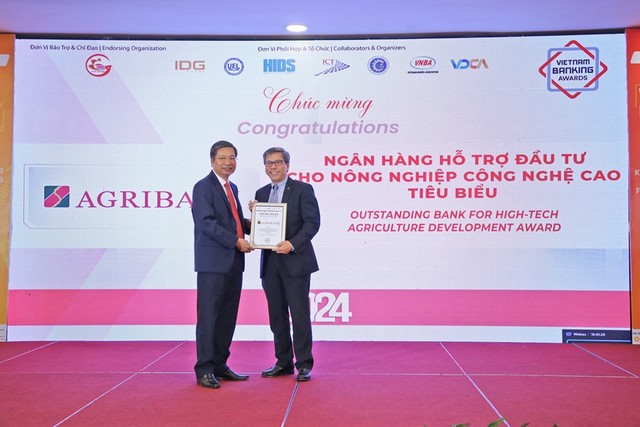 Đại diện Agribank, ông Phạm Gia Khương - Phó Trưởng VPĐD khu vực miền Nam (bên trái) nhận danh hiệu “Ngân hàng hỗ trợ đầu tư cho nông nghiệp công nghệ cao tiêu biểu” 2024