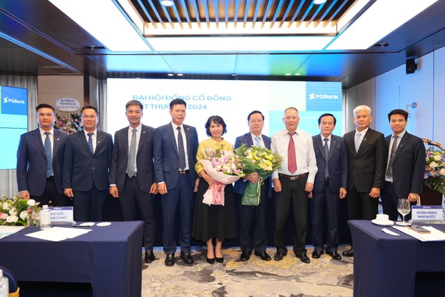 Đại diện lãnh đạo NHNN và PGBank chúc mừng 02 thành viên HĐQT độc lập