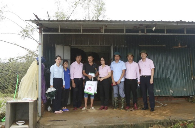 Phó tổng giám đốc Lê Thị Đức Hạnh (thứ 4 từ phải qua) động viên, chia sẻ cùng gia đình ông Hoàng Văn Dũng ở thôn Hà Tràng Tây, xã Đông Hải, huyện Tiên Yên thiệt hại bởi cơn bão số 3 làm hư hỏng khu nhà ở, toàn bộ tài sản, khu vực chăn nuôi của gia đình bị nước lũ cuốn trôi