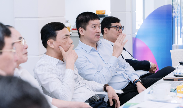 Ông Phan Đức Trung, Phó Chủ tịch Hiệp hội Blockchain Việt Nam (thứ 2 từ phải sang), Viện trưởng Viện ABAII chia sẻ về các vấn đề và giải pháp cho doanh nghiệp trong bối cảnh công nghệ đang thay đổi nhanh chóng hiện nay.