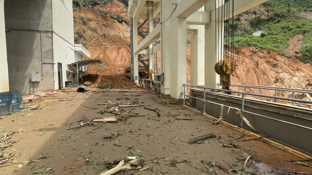 Một phần quang cảnh Thuỷ điện Nậm Lúc ngay khi các lưc lượng cứu trợ tiếp cận được sau lũ lụt (Ảnh do cán bộ Nhà máy cung cấp)