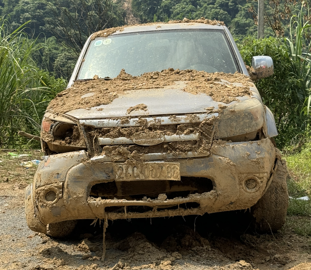 3 chiếc ô tô của Nhà máy sau lũ lụt bị hỏng. 2 chiếc mang đi sửa chữa để sử dụng tiếp còn chiếc còn lại dự kiến “bán đồng nát”