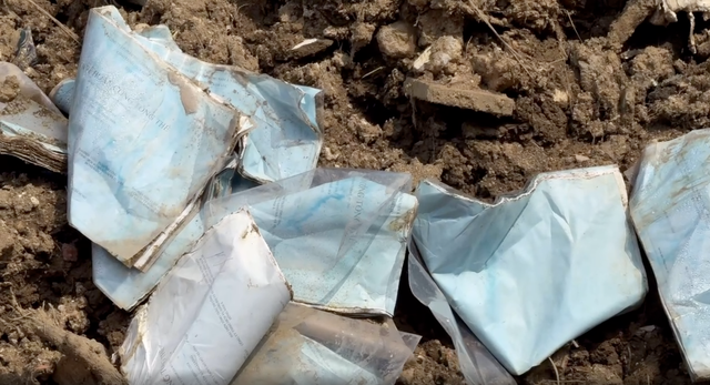 Các tài liệu của nhà điều hành còn sót lại vương trên bùn đất sau cơn lũ lụt