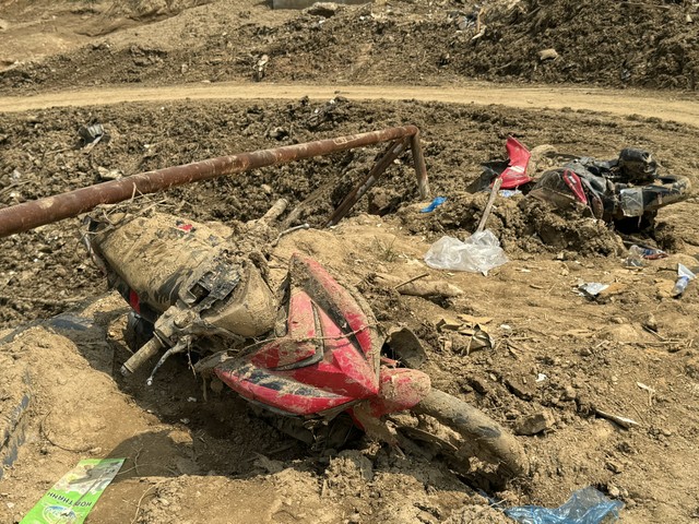 Những xe máy vẫn nằm ngổn ngang chưa thể thu dọn tại khu vực bên ngoài Nhà máy