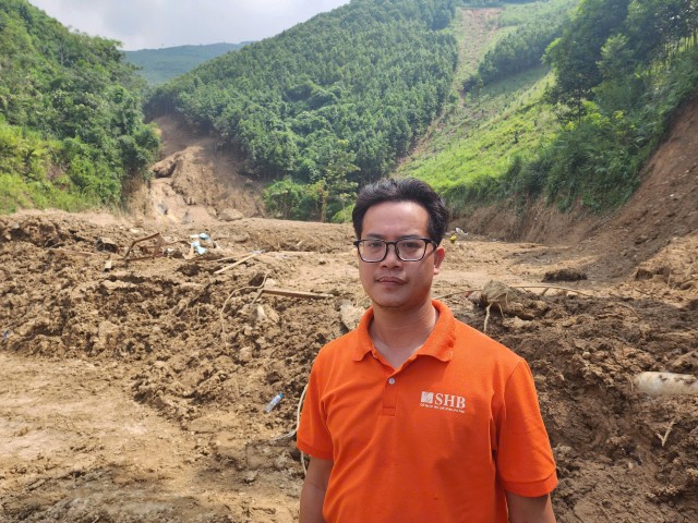 Ông Lường Văn Vũ, Phó Phòng Khách hàng Doanh nghiệp của SHB Lào Cai tại Thuỷ điện Nậm Lúc, khoảng đất phía sau trước đây vốn là nhà điều hành, nơi ở, cùng bếp ăn.