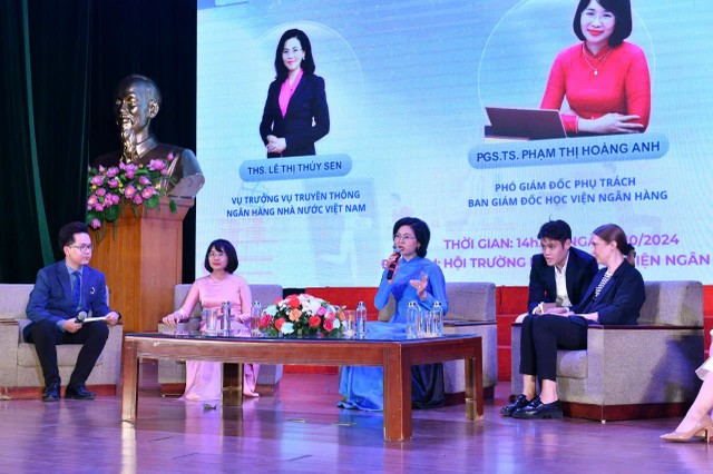 Các khách mời tham gia chương trình tọa đàm gồm: ThS. Lê Thị Thúy Sen, Vụ trưởng Vụ Truyền thông NHNN; PGS.TS Phạm Hoàng Anh, Phó giám đốc Học viện, phụ trách Ban Giám đốc Học viện Ngân hàng; bà Anna Szalwicki - Đại diện Quỹ hợp tác Quốc tế các ngân hàng tiết kiệm Đức, Phó điều phối viên khu vực Đông Nam Á. Các khách mời tham gia chương trình tọa đàm gồm: ThS. Lê Thị Thúy Sen, Vụ trưởng Vụ Truyền thông NHNN; PGS.TS Phạm Hoàng Anh, Phó giám đốc Học viện, phụ trách Ban Giám đốc Học viện Ngân hàng; bà Anna Szalwicki - Đại diện Quỹ hợp tác Quốc tế các ngân hàng tiết kiệm Đức, Phó điều phối viên khu vực Đông Nam Á.