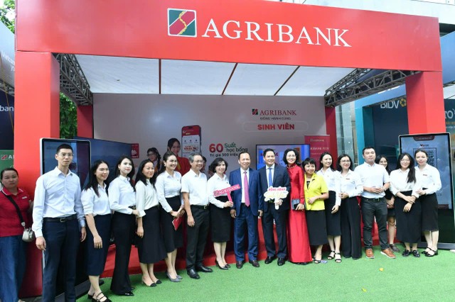 Sự chung tay của cơ quan quản lý, cơ sở giáo dục và các TCTD đóng vai trò quan trọng trong nỗ lực “không ai bị bỏ lại phía sau trong việc tiếp cận các dịch vụ tài chính”. Sự chung tay của cơ quan quản lý, cơ sở giáo dục và các TCTD đóng vai trò quan trọng trong nỗ lực “không ai bị bỏ lại phía sau trong việc tiếp cận các dịch vụ tài chính”.