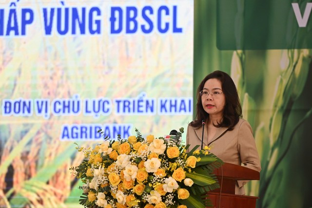 Bà Hà Thu Giang, Vụ trưởng Vụ Tín dụng các ngành kinh tế, NHNN chia sẻ thông tin tại sự kiện Bà Hà Thu Giang, Vụ trưởng Vụ Tín dụng các ngành kinh tế, NHNN chia sẻ thông tin tại sự kiện