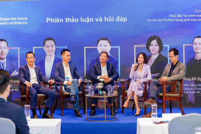 Các diễn giả thảo luận tại sự kiện Các diễn giả thảo luận tại sự kiện