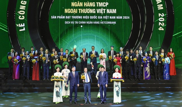 Đại diện Vietcombank, ông Lê Hoàng Tùng - Phó Tổng Giám đốc nhận biểu trưng vinh danh từ BTC chương trình Thương hiệu quốc gia