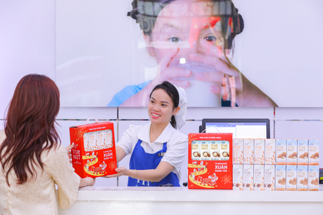 Hộp quà Tết của Bộ sản phẩm Thức uống thiên nhiên từ Hạt TH