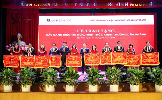 Ông Đào Minh Tú - Phó Bí thư Ban Cán sự Đảng, Phó Thống đốc Thường trực NHNN trao cờ thi đua của NHNN cho các đơn vị xuất sắc trong hệ thống Agribank