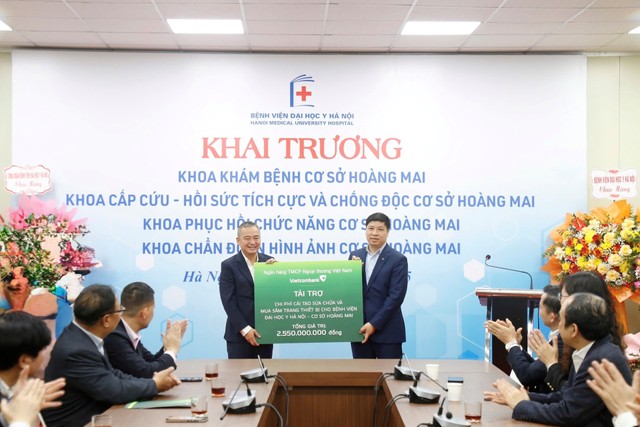 Ông Hồng Quang - Thành viên HĐQT, Chủ tịch Công đoàn Vietcombank trao tài trợ 2,55 tỷ đồng cho Bệnh viện Đại học Y Hà Nội - cơ sở Hoàng Mai Ông Hồng Quang - Thành viên HĐQT, Chủ tịch Công đoàn Vietcombank trao tài trợ 2,55 tỷ đồng cho Bệnh viện Đại học Y Hà Nội - cơ sở Hoàng Mai