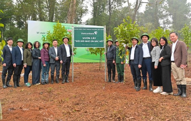 Ban lãnh đạo Vietcombank và đại diện Bộ Tư lệnh bảo vệ Lăng Chủ tịch Hồ Chí Minh chụp ảnh lưu niệm sau khi hoàn tất trồng 95 cây xanh tại Vườn cây “Đời đời nhớ ơn Bác Hồ” trong khu di tích Ban lãnh đạo Vietcombank và đại diện Bộ Tư lệnh bảo vệ Lăng Chủ tịch Hồ Chí Minh chụp ảnh lưu niệm sau khi hoàn tất trồng 95 cây xanh tại Vườn cây “Đời đời nhớ ơn Bác Hồ” trong khu di tích