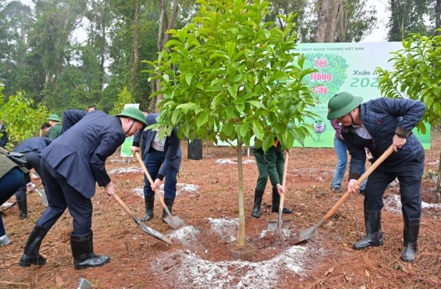 Ông Nguyễn Thanh Tùng - UV BCH Đảng bộ Chính phủ, Bí thư Đảng ủy, Chủ tịch Hội đồng quản trị Vietcombank (bên phải); ông Lê Quang Vinh - UV BTV Đảng ủy, Phó Tổng giám đốc phụ trách BĐH (bên trái)... Ông Nguyễn Thanh Tùng - UV BCH Đảng bộ Chính phủ, Bí thư Đảng ủy, Chủ tịch Hội đồng quản trị Vietcombank (bên phải); ông Lê Quang Vinh - UV BTV Đảng ủy, Phó Tổng giám đốc phụ trách BĐH (bên trái)...