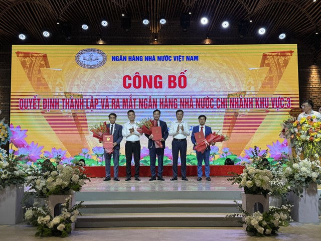 Phó Thống đốc NHNN Phạm Thanh Hà (thứ hai từ phải sang) và ông Trịnh Công Văn, Giám đốc NHNN chi nhánh tỉnh Sơn La giữ chức vụ Phó giám đốc NHNN chi nhánh Khu vực 3 và giao quyền Giám đốc NHNN chi nhánh Khu vực 3 trao quyết định tới các Phó giám đốc NHNN khu vực 3 bao gồm: ông Phạm Mạnh Kiên, ông Lê Cao Cường, ông Nguyễn Đình Vinh. Phó Thống đốc NHNN Phạm Thanh Hà (thứ hai từ phải sang) và ông Trịnh Công Văn, Giám đốc NHNN chi nhánh tỉnh Sơn La giữ chức vụ Phó giám đốc NHNN chi nhánh Khu vực 3 và giao quyền Giám đốc NHNN chi nhánh Khu vực 3 trao quyết định tới các Phó giám đốc NHNN khu vực 3 bao gồm: ông Phạm Mạnh Kiên, ông Lê Cao Cường, ông Nguyễn Đình Vinh.