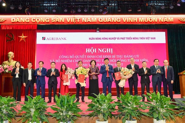Thống đốc NHNN, lãnh đạo các ban, bộ, ngành Trung ương, đại diện Ban Thường vụ Đảng ủy, Hội đồng Thành viên, Ban Điều hành, Ban Kiểm soát Agribank tặng hoa chúc mừng các lãnh đạo được bổ nhiệm.