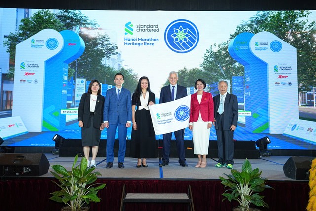 Ông Bill Winters tham dự Lễ công bố mùa giải Standard Chartered marathon Di sản Hà Nội 2025 Ông Bill Winters tham dự Lễ công bố mùa giải Standard Chartered marathon Di sản Hà Nội 2025