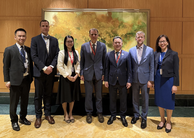 Phó Thống đốc Nguyễn Ngọc Cảnh chụp ảnh lưu niệm với Đoàn Bộ Tài chính Mỹ bên lề Hội nghị chính thức Phó Thống đốc Nguyễn Ngọc Cảnh chụp ảnh lưu niệm với Đoàn Bộ Tài chính Mỹ bên lề Hội nghị chính thức