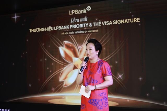 Bà Đặng Tuyết Dung - Giám đốc Visa Việt Nam và Lào chúc mừng LPBank ra mắt thành công thẻ tín dụng quốc tế cao cấp LPBank Visa Signature