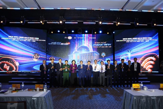 Các đại biểu chụp ảnh lưu niệm tại sự kiện