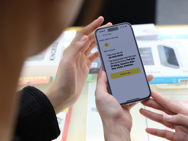 Khách hàng trải nghiệm dịch vụ trả sau MWG Paylater trên ứng dụng Quà Tặng VIP