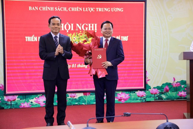 Ông Nguyễn Anh Tuấn, Ủy viên Trung ương Đảng, Phó Trưởng Ban Chính sách, chiến lược Trung ương nhận quyết định và hoa chúc mừng