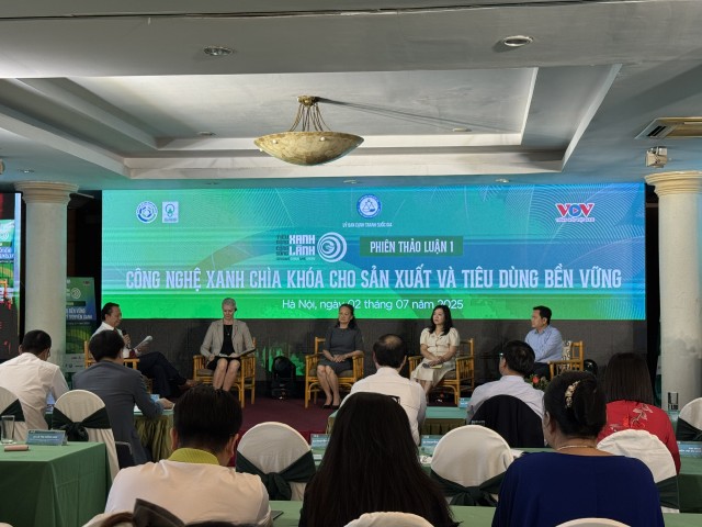 Các diễn giả thảo luận tại sự kiện