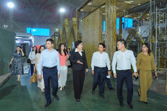 Ban lãnh đạo NHNN thăm kiểm tra tiến độ thi công tại gian triển lãm ngành Ngân hàng ngày 19/8/2025