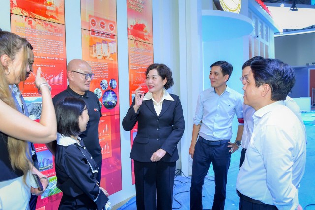Ban lãnh đạo NHNN tại Triển lãm thành tựu Đất nước “80 năm Hành trình Độc lập - Tự do - Hạnh phúc”
