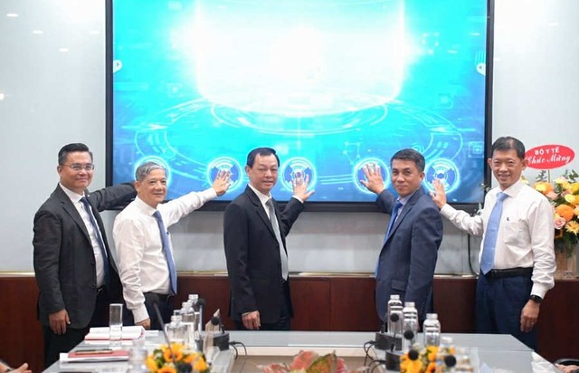 Lãnh đạo Bộ Y tế, Ban Giám đốc Bệnh viện Chợ Rẫy cùng Lãnh đạo Vietcombank cùng thực hiện nghi thức kích hoạt, đi vào hoạt động hệ thống Hồ sơ Bệnh án điện tử trong buổi lễ Lãnh đạo Bộ Y tế, Ban Giám đốc Bệnh viện Chợ Rẫy cùng Lãnh đạo Vietcombank cùng thực hiện nghi thức kích hoạt, đi vào hoạt động hệ thống Hồ sơ Bệnh án điện tử trong buổi lễ