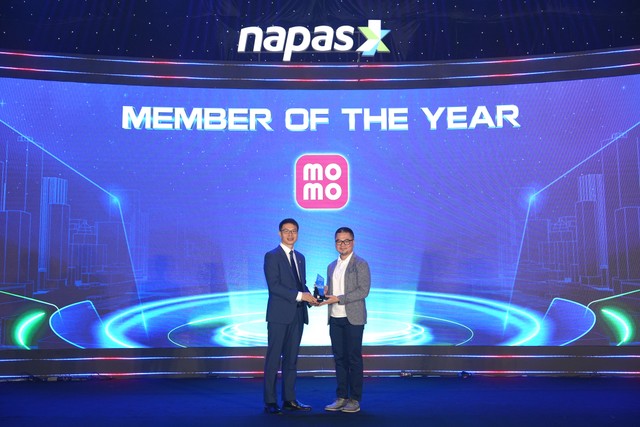 Đại diện MOMO lên nhận Giải “Member of the Year 2025” do NAPAS trao tặng Đại diện MOMO lên nhận Giải “Member of the Year 2025” do NAPAS trao tặng