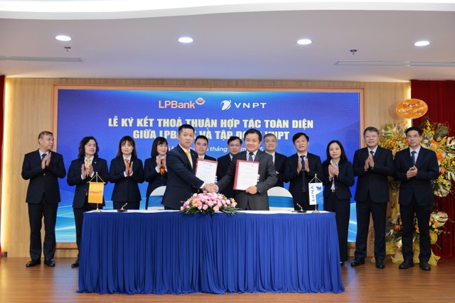 Ông Vũ Quốc Khánh,Tổng Giám đốc LPBank (trái) và ông Huỳnh Quang Liêm, Thành viên HĐTV kiêm Tổng Giám đốc Tập đoàn VNPT (phải) ký kết thoả thuận hợp tác toàn diện dưới sự chứng kiến của đại diện lãnh đạo hai bên.