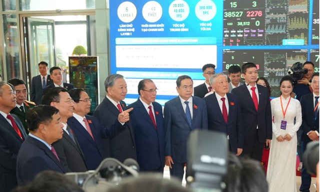 Các lãnh đạo Đảng, Chính phủ tham quan triển lãm và khu vực trưng bày Mạng Dịch vụ Đa chuỗi Blockchain Việt Nam (VBSN).