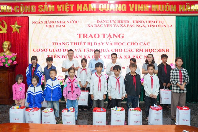 Trong khuôn khổ chương trình làm việc tại Khu vực 3, sáng 17/10/2025, Phó Thống đốc NHNN Phạm Thanh Hà và đoàn công tác đã có buổi trao tặng an sinh xã hội cho hai xã Bắc Yên và Pắc Ngà, tỉnh Sơn La.