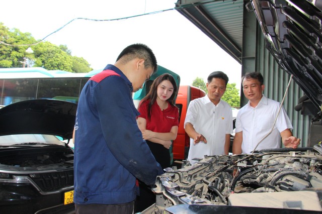 Cán bộ Agribank thăm hỏi, động viên doanh nghiệp Hà Lan Cán bộ Agribank thăm hỏi, động viên doanh nghiệp Hà Lan